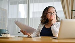 woman comparing TSP investment options